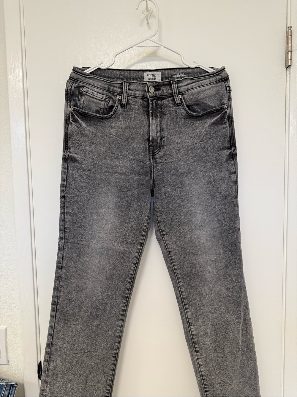 Kensie Jeans The Ella High Rise Straight jeans in women’s size 10/30.